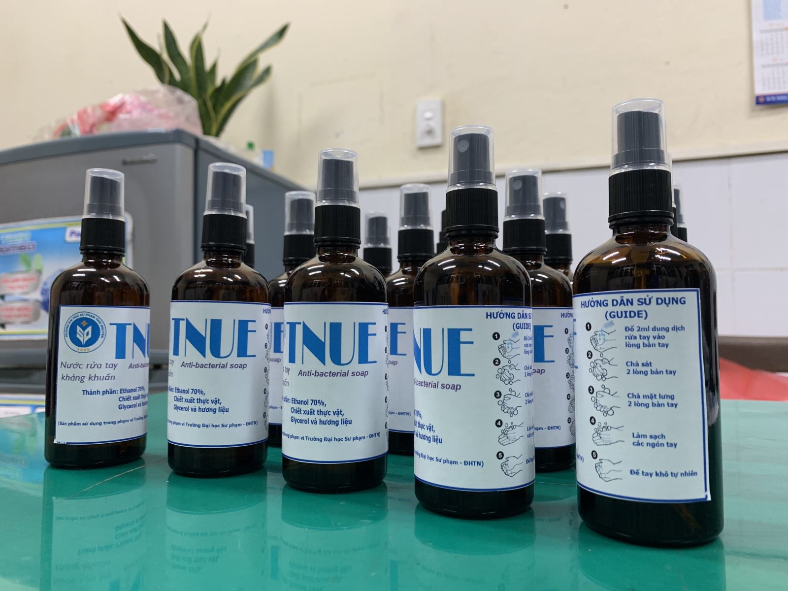 Sản phẩm nước rửa tay khô kháng khuẩn TNUE theo công thức của WHO
